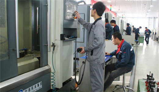 力達技術人員在安裝一家機械加工廠進行